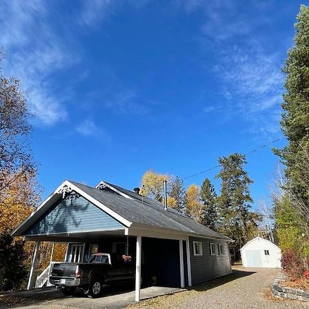 Le Chalet Bleu, Aux Pieds Des Monts-Valin Saint-David-de-Falardeau Exteriör bild