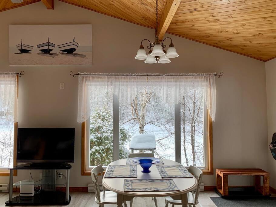Le Chalet Bleu, Aux Pieds Des Monts-Valin Saint-David-de-Falardeau Exteriör bild