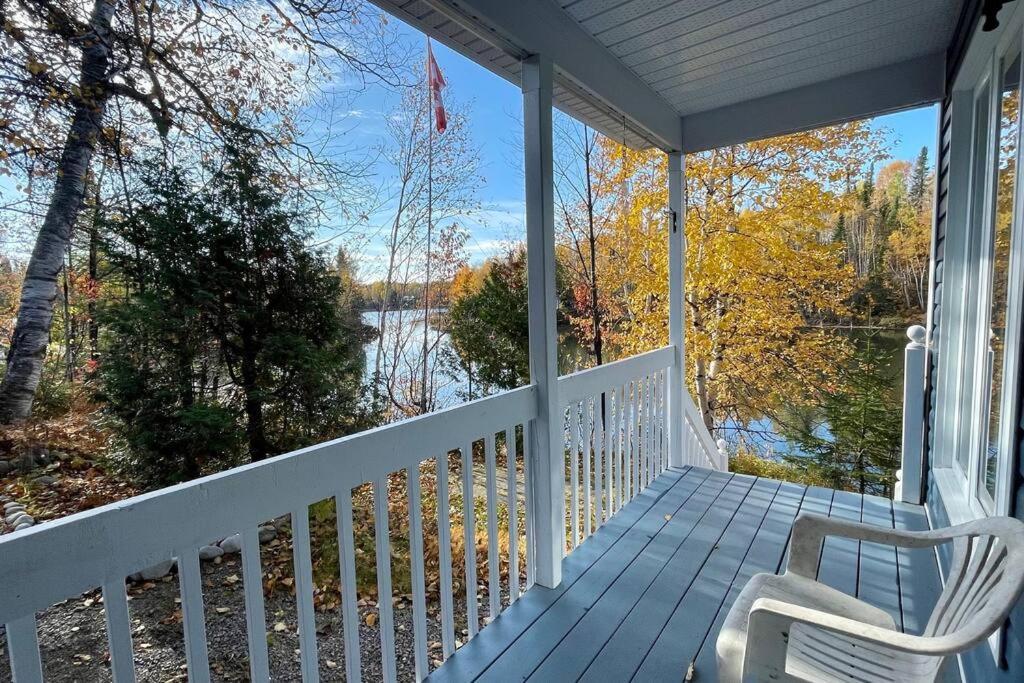 Le Chalet Bleu, Aux Pieds Des Monts-Valin Saint-David-de-Falardeau Exteriör bild
