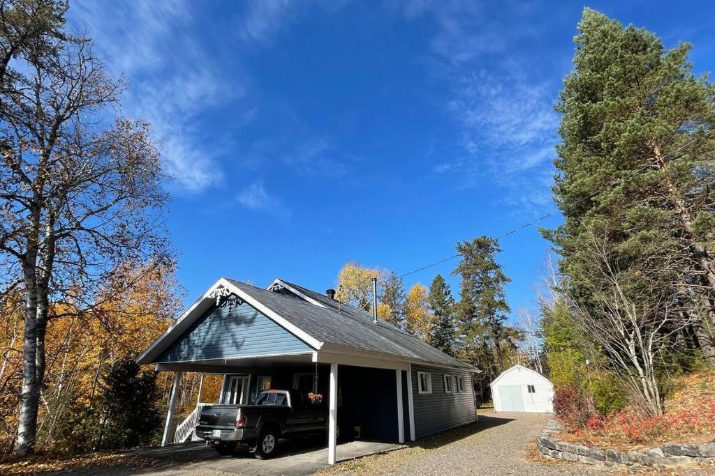 Le Chalet Bleu, Aux Pieds Des Monts-Valin Saint-David-de-Falardeau Exteriör bild