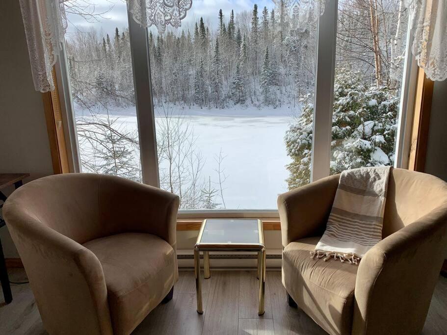 Le Chalet Bleu, Aux Pieds Des Monts-Valin Saint-David-de-Falardeau Exteriör bild